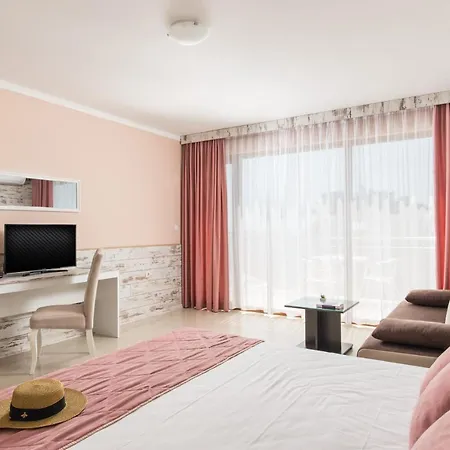 семеен Golden Place 호텔 3*