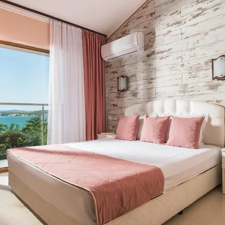 семеен Golden Place 호텔 3*