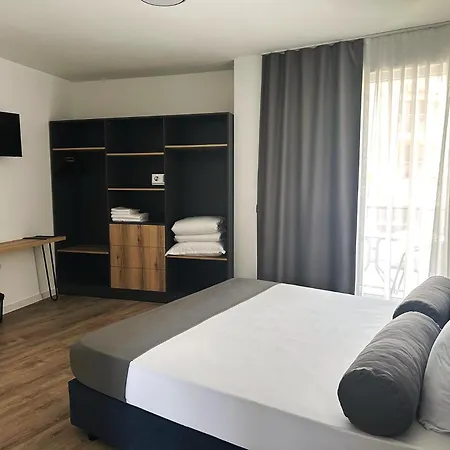 семеен Golden Place 호텔 3*